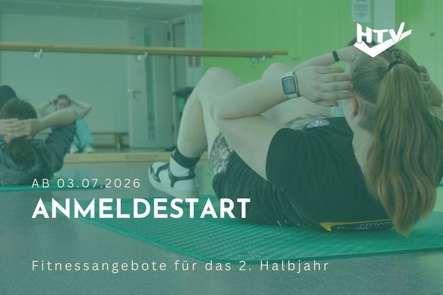 Zwei Personen in Sportkleidung machen Bauch&uuml;bungen auf gr&uuml;nen Matten in einem Fitnessraum. Text informiert &uuml;ber Anmeldestart.