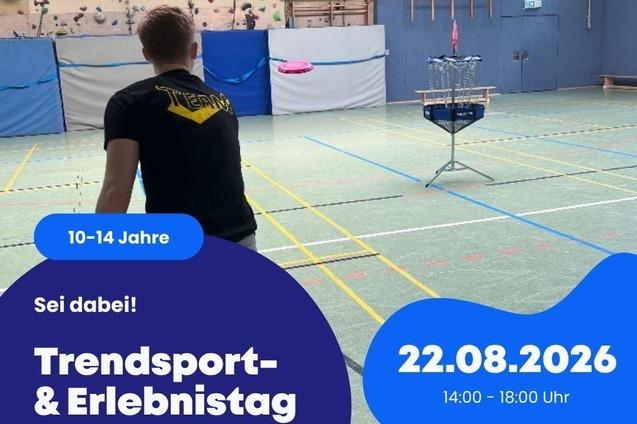 Junge steht in einer Sporthalle, umgeben von Sportger&auml;ten, mit Informationen zu einem Trend- und Erlebnistag.