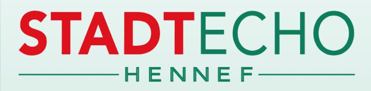 Logo des Stadtmagazins Hennef mit der Aufschrift &bdquo;STADT ECHO HENNEF&ldquo; in roter und gr&uuml;ner Schrift auf hellem Hintergrund.