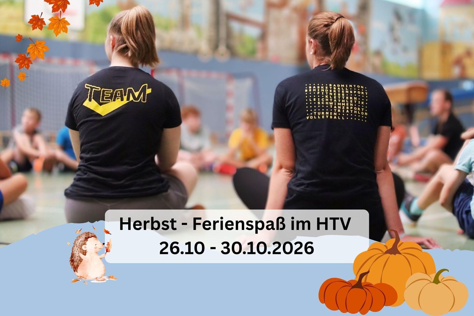 Zwei Personen mit Rückenansicht sitzen auf dem Boden einer Sporthalle, umgeben von Kindern, mit einem Plakat im Vordergrund.