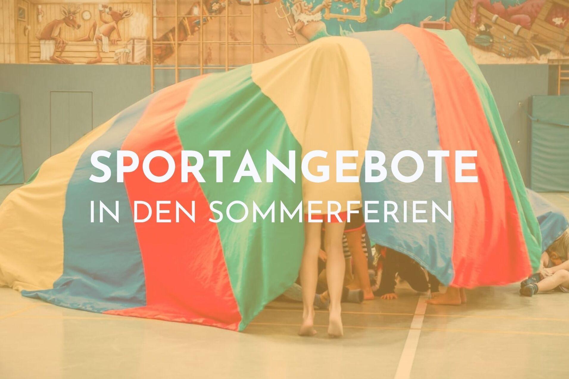 Bunte Spielplane wird von Kindern gehalten, während der Text „Sportangebote in den Sommerferien“ darüber steht.
