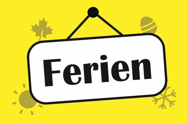 Schild mit der Aufschrift &bdquo;Ferien&ldquo; auf gelbem Hintergrund, umgeben von Symbolen f&uuml;r verschiedene Jahreszeiten.