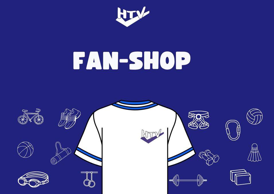 T-Shirt mit dem Aufdruck „HTV“ vor blauem Hintergrund, umgeben von Sportgeräten und Accessoires.