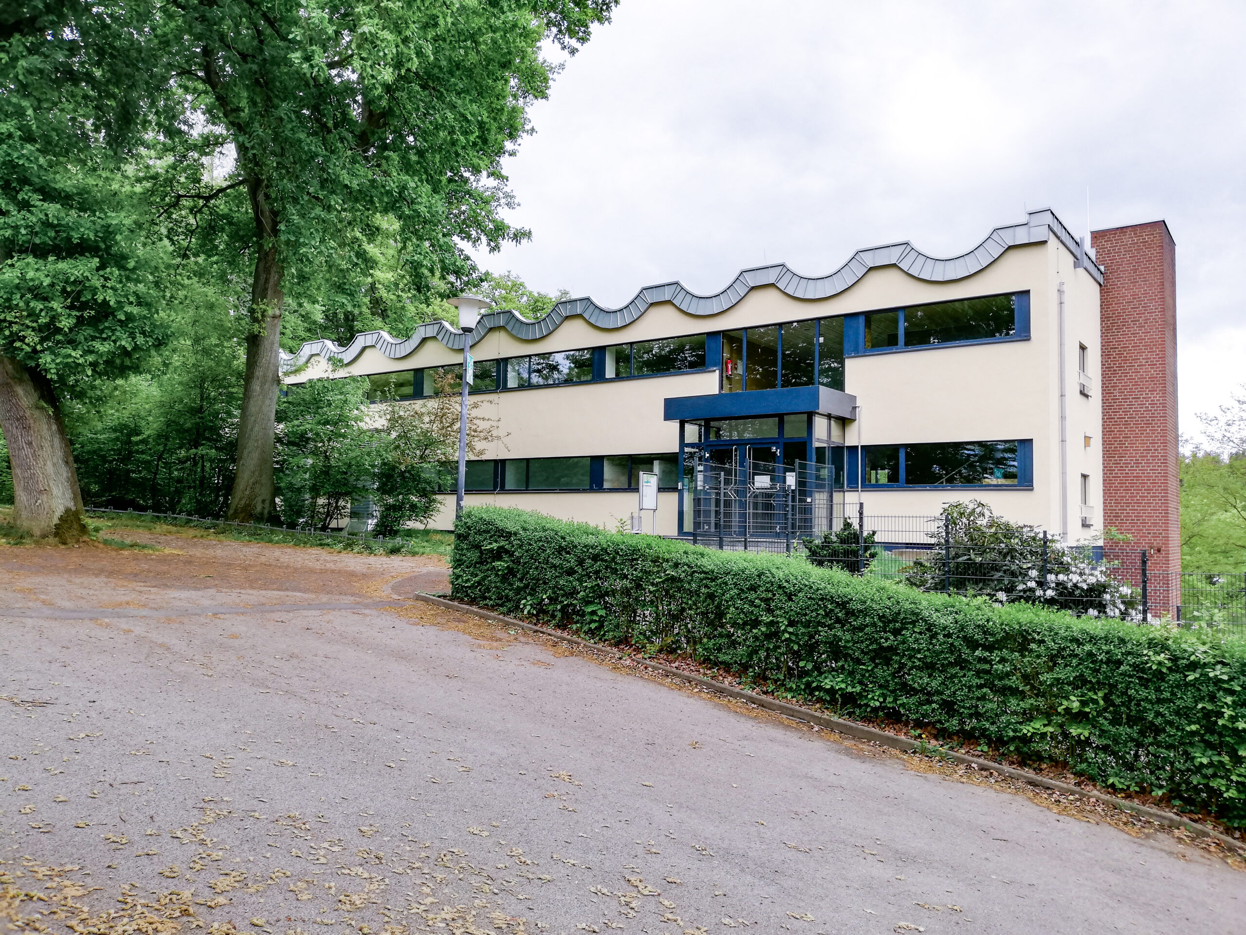 Foto vom Eingang des Schwimmbades der Sportschule Hennef